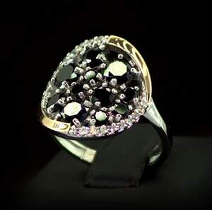 Серебряное кольцо 925 пробы с позолотой 375 пробы 4,88 г с черными та белыми Фианитами 2,6 карат