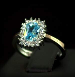 Серебряное кольцо 925 пробы с позолотой 375 пробы 2,79 г с голубым та белыми Фианитами 1,95 карат