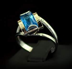 Серебряное кольцо 925 пробы с позолотой 375 пробы 3,56 г с голубым Фіанітом 4,25 карат