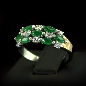 Серебряное кольцо 925 пробы с позолотой 375 пробы 3,08 г с зелеными та белыми Фианитами 2,25 карат