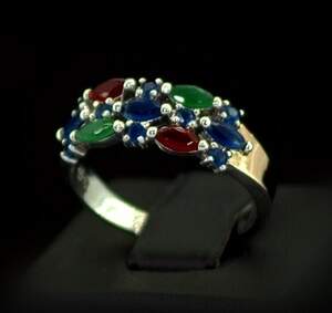 Серебряное кольцо 925 пробы с позозолотой 375 пробы 2,98 г с зелеными, синими та красными Фианитами 2,25 карат