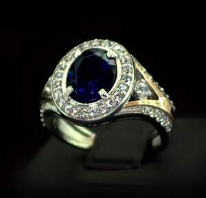 Серебряное кольцо 925 пробы с позолотой 375 пробы 5,49 г с синим та белыми Фианитами 7,8 карат