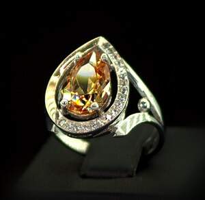 Серебряное кольцо 925 пробы с позолотой 375 пробы 5,71 г с желтым та белыми Фианитами 5,1 карат