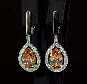 Серебряные серьги 925 пробы с позолотой 375 пробы 9,28 г с желтыми та белыми Фианитами 10,75 карат Серебряные серьги 925 пробы с позолотой 375 пробы 9,28 г с желтыми та белыми Фианитами 10,75 карат