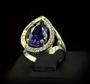 Серебряное кольцо 925 пробы с позолотой 375 пробы 4,54 г с фиолетовым та белыми Фианитами 5,1 карат