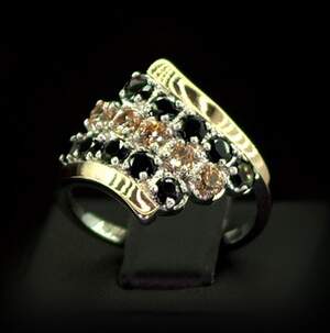 Серебряное кольцо 925 пробы с позолотой 375 пробы 4,34 г с желтыми та черными Фианитами 2,95 карат