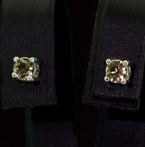 Серебряные серьги 925 пробы 1,06 г с турецкими Султанітами АААА 0,98 карат Серебряные серьги 925 пробы 1,06 г с турецкими Султанітами АААА 0,98 карат