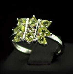 Серебряное кольцо 925 пробы 2,81 гр. с египетским Перидотом 1,6 карат Серебряное кольцо 925 пробы 2,81 гр. с египетским Перидотом 1,6 карат