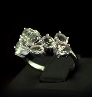Серебряное кольцо 925 пробы 3,1 гр. с зелеными бразильскими Аметистами 2,6 карат Серебряное кольцо 925 пробы 3,1 гр. с зелеными бразильскими Аметистами 2,6 карат