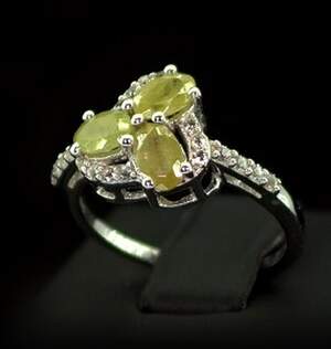 Серебряное кольцо 925 пробы 2,63 гр. с норвежскими Сфенами и топазами из США 1,99 карат Серебряное кольцо 925 пробы 2,63 гр. с норвежскими Сфенами и топазами из США 1,99 карат