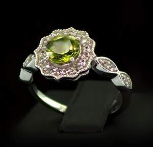 Серебряное кольцо 925 пробы 3,4 гр. с египетским Перидотом и топазами из США 2,03 карат Серебряное кольцо 925 пробы 3,4 гр. с египетским Перидотом и топазами из США 2,03 карат