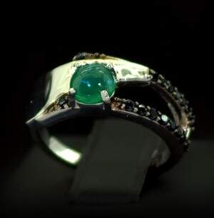 Серебряное кольцо 925 пробы 4,18 гр. с зеленым эфиопским Опалом класса АААА и черной мадагаскарской Шпинелью 0,71 карат