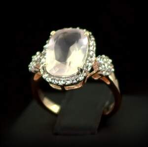 Серебряное кольцо 925 пробы 3,7 гр. с розовым Кварцем из США и топазами из США 3,77 карат Серебряное кольцо 925 пробы 3,7 гр. с розовым Кварцем из США и топазами из США 3,77 карат