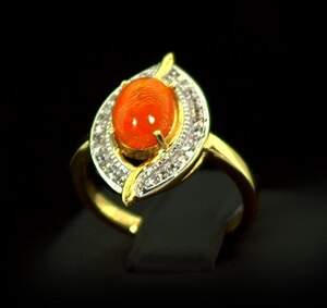 Серебряное кольцо 925 пробы 3,3 гр. с огненным эфиопским Опалом класса АААА и топазами из США 1,03 карат Серебряное кольцо 925 пробы 3,3 гр. с огненным эфиопским Опалом класса АААА и топазами из США 1,03 карат