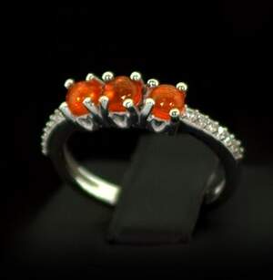 Серебряное кольцо 925 пробы 2,6 гр. с огненными эфиопскими Опалами класса АААА и топазами из США 0,77 карат Серебряное кольцо 925 пробы 2,6 гр. с огненными эфиопскими Опалами класса АААА и топазами из США 0,77 карат