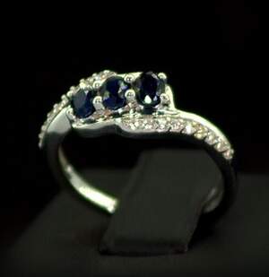 Серебряное кольцо 925 пробы 2,5 гр. с голубыми шри-ланкийскими Сапфирами класса АААА и топазами из США 0,97 карат