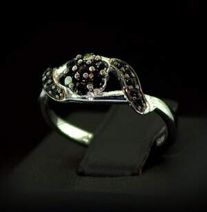 Серебряное кольцо 925 пробы 2,1 г с черной мадагаскарски Шпінеллю 0,4 карат
