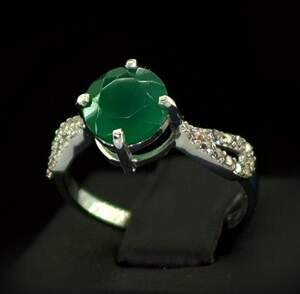Серебряное кольцо 925 пробы 2,06 г с зеленым та белыми Фианитами 3,9 карат