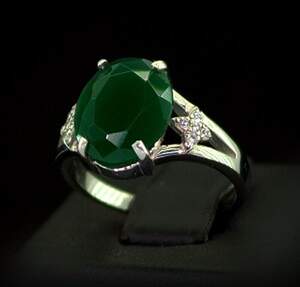 Серебряное кольцо 925 пробы 3,31 г с зеленым та белыми Фианитами 5,5 карат