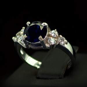 Серебряное кольцо 925 пробы 3,38 г с синим та белыми Фианитами 2,4 карат