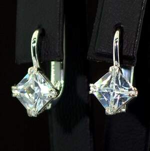 Серебряные серьги 925 пробы 4,19 г с белыми Фианитами 5,5 карат Серебряные серьги 925 пробы 4,19 г с белыми Фианитами 5,5 карат