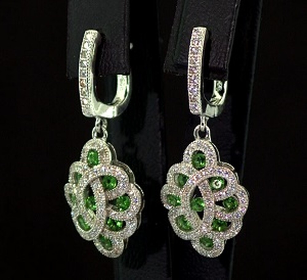 Серебряные серьги 925 пробы 7,06 г с зелеными та белыми цирконами 8,6 карат Серебряные серьги 925 пробы 7,06 г с зелеными та белыми цирконами 8,6 карат