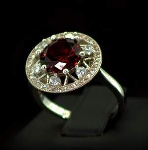 Серебряное кольцо 925 пробы 4,33 г с красным та белыми цирконами  4,7 карат