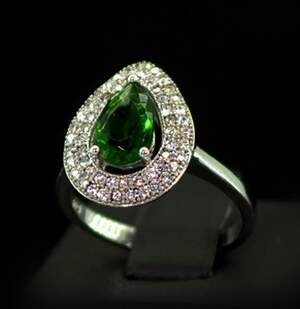Серебряное кольцо 925 пробы 4,8 г с зеленым та белыми цирконами  7,95 карат