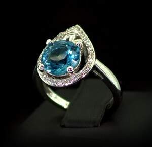 Серебряное кольцо 925 пробы 4,43 г с голубым та белыми цирконами 5,9 карат