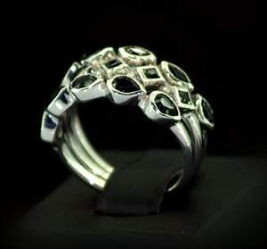 Серебряное кольцо 925 пробы 5,74 гр. с черной мадагаскарской Шпинелью и топазами из США 2,09 карат Серебряное кольцо 925 пробы 5,74 гр. с черной мадагаскарской Шпинелью и топазами из США 2,09 карат