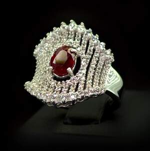 Серебряное кольцо 925 пробы 6,9 гр. с танзанийским Рубином класса АААА и топазами из США 2,79 карат