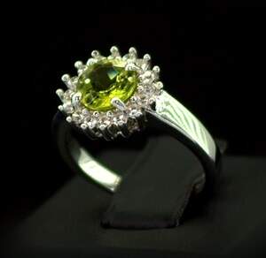 Серебряное кольцо 925 пробы 3,52 гр. с египетским Перидотом и топазами из США 1,68 карат Серебряное кольцо 925 пробы 3,52 гр. с египетским Перидотом и топазами из США 1,68 карат