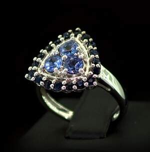 Серебряное кольцо 925 пробы 3,82 гр. с голубым шри-ланкийским Сапфиром класса АААА, танзанитами класса АААА и топазами из США 2,18 карат