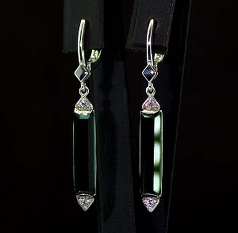 Срібні сережки 925 проби 5,27 г з білими та зеленими Фіанітами 7,65 карат Срібні сережки 925 проби 5,27 г з білими та зеленими Фіанітами 7,65 карат