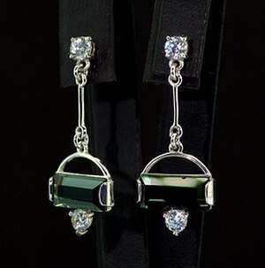 Срібні сережки 925 проби 4,86 г з білими та зеленими Фіанітами 6,5 карат Срібні сережки 925 проби 4,86 г з білими та зеленими Фіанітами 6,5 карат