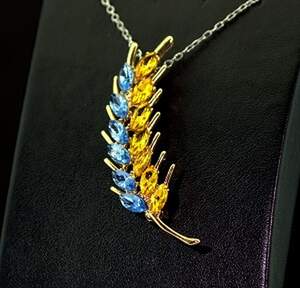 Брошка в позолоті з жовто-блакитними фіанітами Брошка в позолоті з жовто-блакитними фіанітами