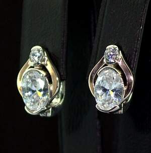 Срібні сережки 925 проби з позолотою 375 проби 4,24 г з білими Фіанітами 4,2 карат Срібні сережки 925 проби з позолотою 375 проби 4,24 г з білими Фіанітами 4,2 карат