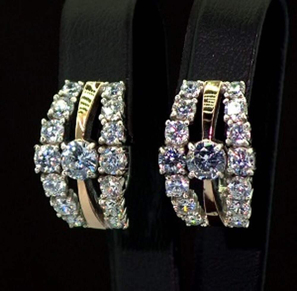 Срібні сережки 925 проби з позолотою 375 проби 7,15 г з білими Фіанітами 6,9 карат Срібні сережки 925 проби з позолотою 375 проби 7,15 г з білими Фіанітами 6,9 карат