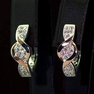 Срібні сережки 925 проби з позолотою 375 проби 4,19 г з білими Фіанітами 1 карат Срібні сережки 925 проби з позолотою 375 проби 4,19 г з білими Фіанітами 1 карат