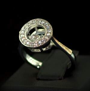 Срібна каблучка 925 проби з позолотою 375 проби 2,91 г з білими Фіанітами 0,8 карат Срібна каблучка 925 проби з позолотою 375 проби 2,91 г з білими Фіанітами 0,8 карат