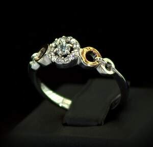 Срібна каблучка 925 проби з позолотою 375 проби 2,33 г з білими Фіанітами 0,4 карат Срібна каблучка 925 проби з позолотою 375 проби 2,33 г з білими Фіанітами 0,4 карат