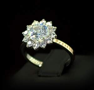 Срібна каблучка 925 проби з позолотою 375 проби 5,02 г з білими Фіанітами 5 карат Срібна каблучка 925 проби з позолотою 375 проби 5,02 г з білими Фіанітами 5 карат