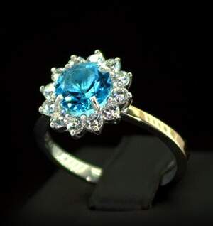 Срібна каблучка 925 проби з позолотою 375 проби 4,91 г з блакитним та білими Фіанітами 5 карат Срібна каблучка 925 проби з позолотою 375 проби 4,91 г з блакитним та білими Фіанітами 5 карат