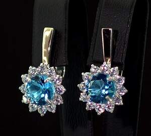 Срібні сережки 925 проби з позолотою 375 проби 8,16 г з блакитними та білими Фіанітами 10 карат Срібні сережки 925 проби з позолотою 375 проби 8,16 г з блакитними та білими Фіанітами 10 карат