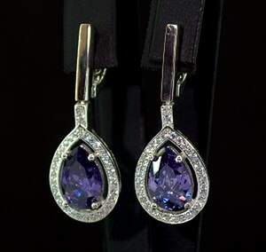Срібні сережки 925 проби з позолотою 375 проби 9,32 г з фіолетовими та білими Фіанітами 10,75 карат Срібні сережки 925 проби з позолотою 375 проби 9,32 г з фіолетовими та білими Фіанітами 10,75 карат