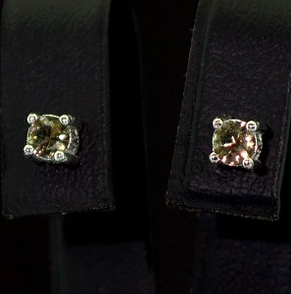 Срібні сережки 925 проби 1,06 г з турецькими Султанітами АААА 0,98 карат Срібні сережки 925 проби 1,06 г з турецькими Султанітами АААА 0,98 карат