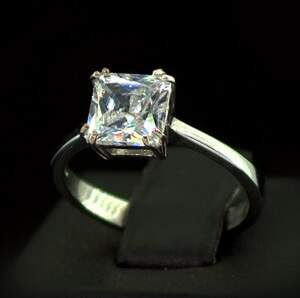 Срібна каблучка 925 проби 2,76 г з білим Фіанітом 2,75 карат Срібна каблучка 925 проби 2,76 г з білим Фіанітом 2,75 карат