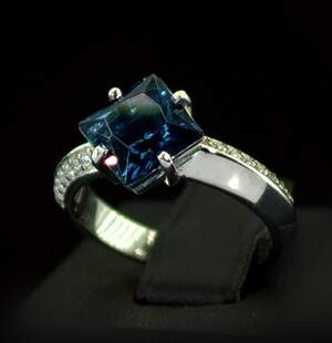 Срібна каблучка 925 проби 3,56 г з зеленим та білими Фіанітами 2,48 карат Срібна каблучка 925 проби 3,56 г з зеленим та білими Фіанітами 2,48 карат