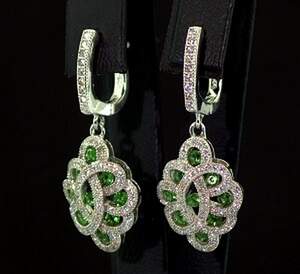 Срібні сережки 925 проби 7,06 г з зеленими та білими цирконами 8,6 карат Срібні сережки 925 проби 7,06 г з зеленими та білими цирконами 8,6 карат