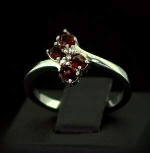 Серебряное кольцо 925 пробы 2,85 г с чеськими Гранатами и фианитами 0,97 карат Серебряное кольцо 925 пробы 2,85 г с чеськими Гранатами и фианитами 0,97 карат